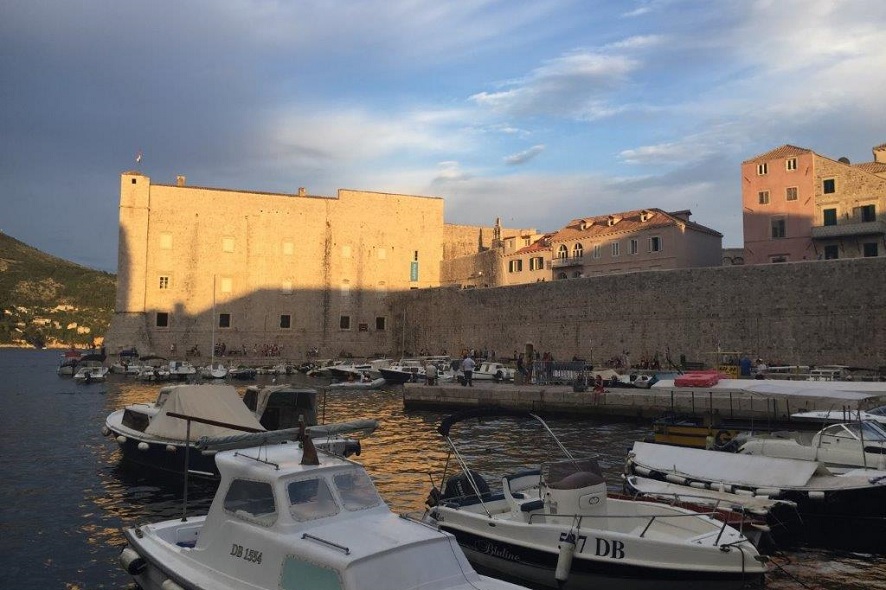 Dubrovnik ist von historischen Stadtmauern umgeben.