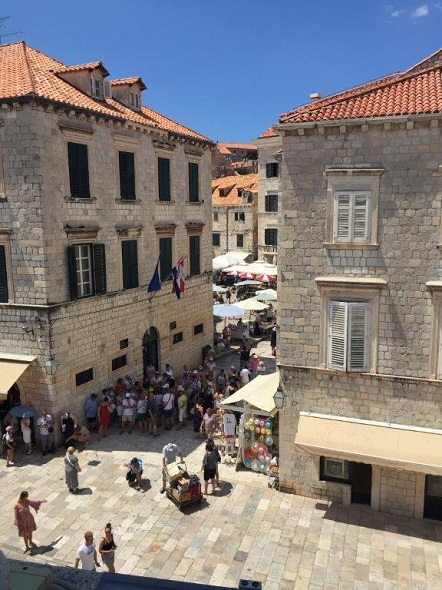 Diese malerische, kleine Gasse führt zu dem Platz, auf dem sich die Statue des Dichters Gundulić befindet.