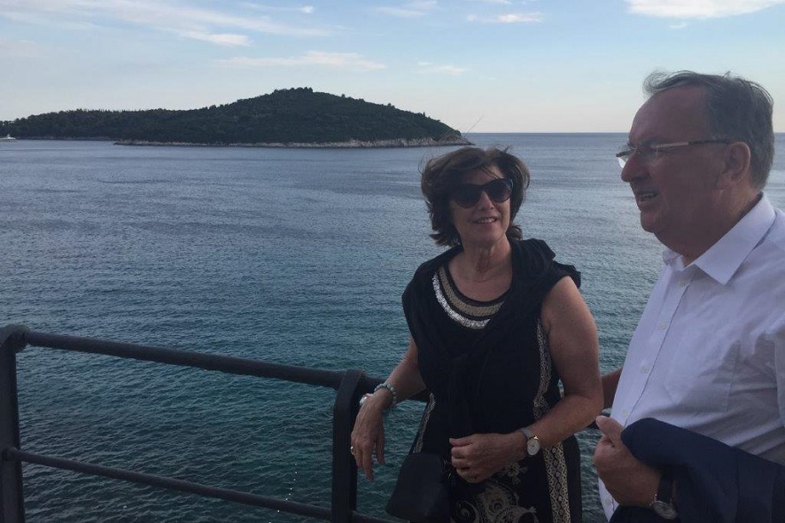 Mag.a Claudia Sachs-Lorbeck und GR Ernest Schwindsackl vor der Insel Lokrum.