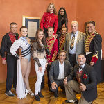 Bgm. Nagl mit der Circusfamilie und Humorist und Cirkus-Knie-Mentor "Steirer-Sepp" Josef Fritz (2. v. r.) in seinem Büro. © Stadt Graz/Fischer Bgm. Nagl mit der Circusfamilie und Humorist und Cirkus-Knie-Mentor "Steirer-Sepp" Josef Fritz (2. v. r.) in seinem Büro. © Stadt Graz/Fischer