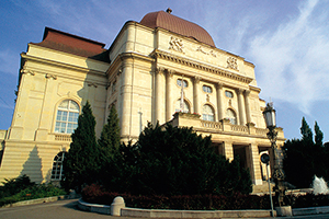 Ihre Eintrittskarte für die Grazer Oper können Sie sich in einer der 7 Servicestellen in Ihrem Bezirk besorgen. © Graz Tourismus Ihre Eintrittskarte für die Grazer Oper können Sie sich in einer der 7 Servicestellen in Ihrem Bezirk besorgen. © Graz Tourismus