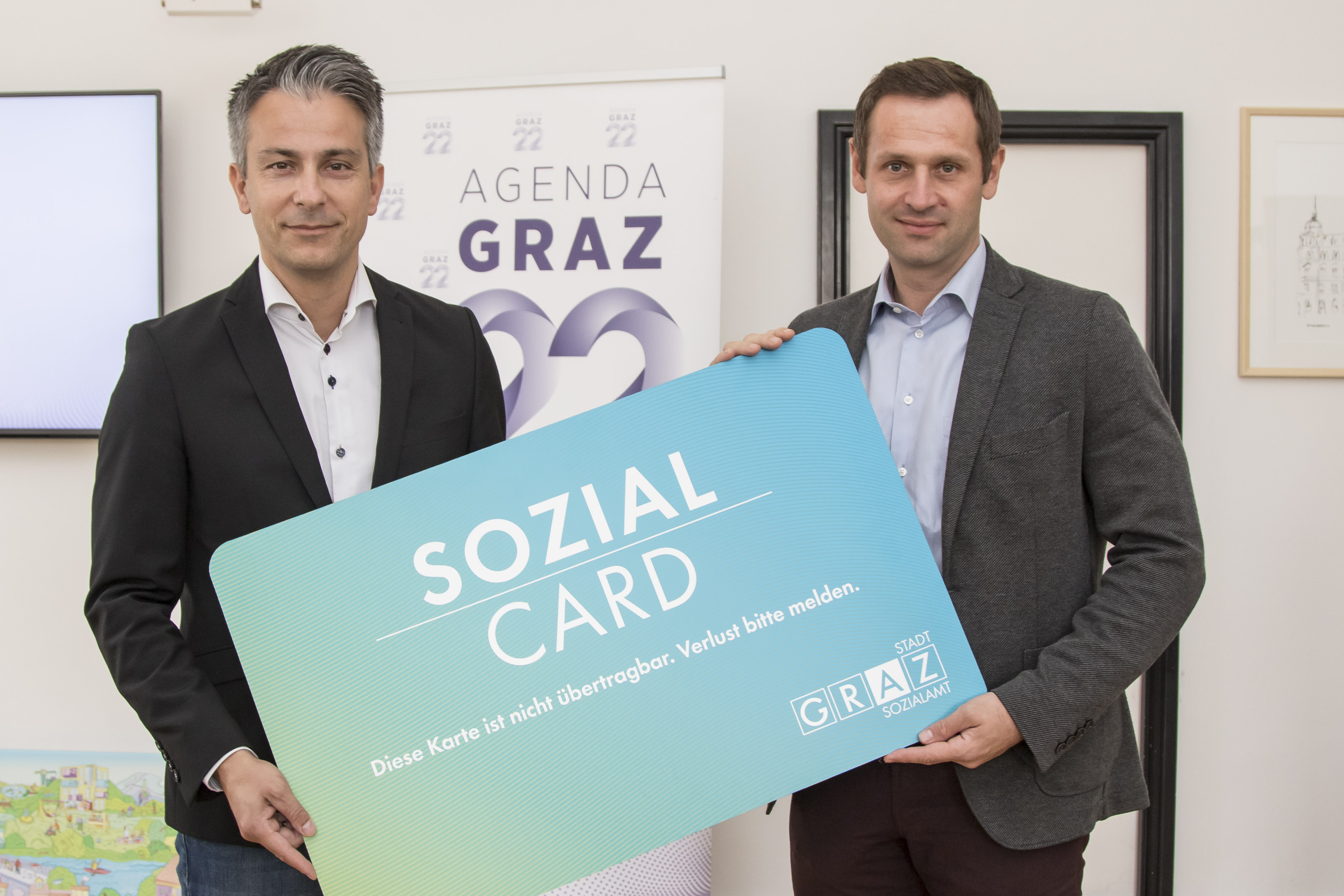 Sozialstadtrat Kurt Hohensinner und FPÖ-Klubobmann Armin Sippel präsentieren die Neuerungen bei der Grazer SozialCard.