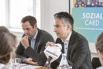 FPÖ-Klubobmann Armin Sippel und Sozialstadtrat Kurt Hohensinner bei der Präsentation der SozialCard-Reform. © Stadt Graz/Fischer FPÖ-Klubobmann Armin Sippel und Sozialstadtrat Kurt Hohensinner bei der Präsentation der SozialCard-Reform.