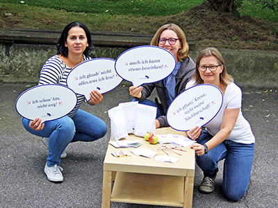 "Mitgebsel" zum 30-Jahr-Jubliäum: Die Friedensbüro-Mitarbeiterinnen Ursula Hauszer, Heidi Bassin und Elisabeth Zurl-Zotter (v.r.) wollen mit möglichst vielen Menschen ins Gepräch kommen.