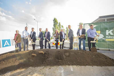 Prominente und Beteiligte aus Politik und Verwaltung nahmen heute den Spatenstich für den Straßenbau im künftigen Stadtteil Reininghaus vor.