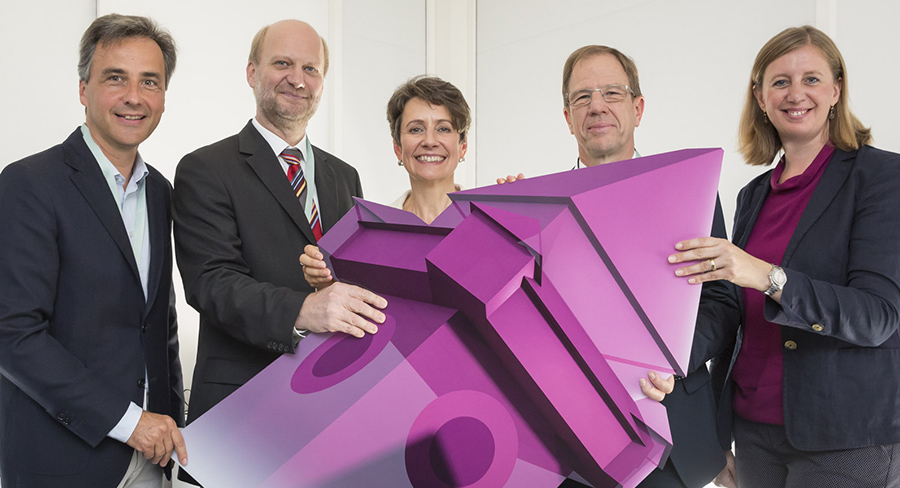 Gratulationen zum 20-Jahr-Jubiläum des Infineon-Standortes Graz: Bürgermeister Siegfried Nagl, Stefan Rohringer, Leiter Entwicklungszentrum Infineon Graz, Infineon Austria-Vorstandsvorsitzende Sabine Herlitschka, Infineon-Konzernvorstandsvorsitzender Reinhard Ploss und Wirtschaftslandesrätin Barbara Eibinger-Miedl (v. l.). © Stadt Graz/Fischer Gratulationen zum 20-Jahr-Jubiläum des Infineon-Standortes Graz: Bürgermeister Siegfried Nagl, Stefan Rohringer, Leiter Entwicklungszentrum Infineon Graz, Infineon Austria-Vorstandsvorsitzende Sabine Herlitschka, Infineon-Konzernvorstandsvorsitzender Reinhard Ploss und Wirtschaftslandesrätin Barbara Eibinger-Miedl (v. l.). © Stadt Graz/Fischer