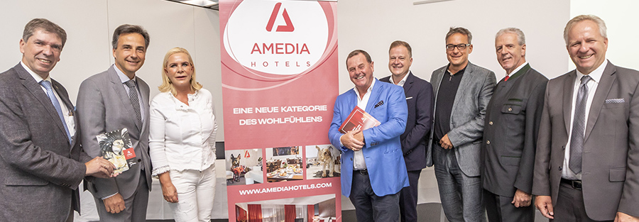 Udo M. Chistee (Amedia-Chef, 5. v. r.), Architekt Jörg Martin Wiehn und Stefan Gary von der Wiga-Gruppe (4., 3. v. r.) und Wegraz-GF Dieter Johs (1. v. r.) präsentierten die beiden Amedia-Hotelbauvorhaben am Flughafen. Bgm. Siegfried Nagl (2. v. l.), Erich Gosch (Bgm. Feldkirchen, 1. v. l.) und Flughafen-Direktor Gerhard Widmann verfolgten die Veranstaltung mit großem Interesse. © Stadt Graz/Fischer Udo M. Chistee (Amedia-Chef, 5. v. r.), Architekt Jörg Martin Wiehn und Stefan Gary von der Wiga-Gruppe (4., 3. v. r.) und Wegraz-GF Dieter Johs (1. v. r.) präsentierten die beiden Amedia-Hotelbauvorhaben am Flughafen. Bgm. Siegfried Nagl (2. v. l.), Erich Gosch (Bgm. Feldkirchen, 1. v. l.) und Flughafen-Direktor Gerhard Widmann verfolgten die Veranstaltung mit großem Interesse. © Stadt Graz/Fischer