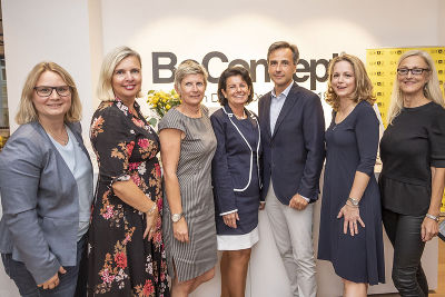 Bürgermeister Nagl im Kreise einiger Führungskräfte, die an der Veranstaltung bei BoConcept teilnahmen: Martina Kaufmann, Verena Ennemoser, Barbara Muhr, Katharina Peer, Bettina Infeld-Handl und Andrea Keimel (v. l.). © Stadt Graz/Fischer Bürgermeister Nagl im Kreise einiger Führungskräfte, die an der Veranstaltung bei BoConcept teilnahmen: Martina Kaufmann, Verena Ennemoser, Barbara Muhr, Katharina Peer, Bettina Infeld-Handl und Andrea Keimel (v. l.). © Stadt Graz/Fischer