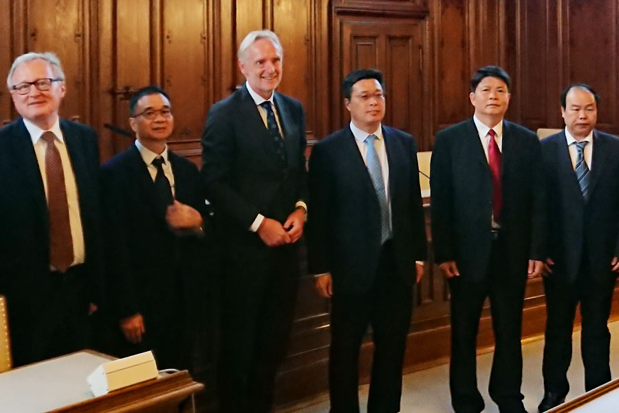Stadtrat Günter Riegler (3. v. l.) empfing eine Delegation aus China im Rathaus. © kk Stadtrat Günter Riegler (3. v. l.) empfing eine Delegation aus China im Rathaus.