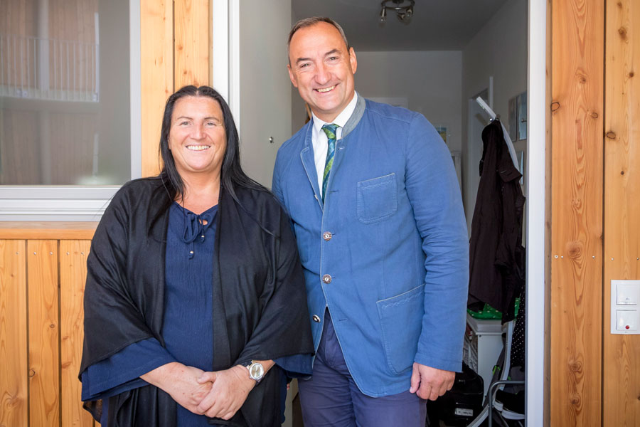 Vize-Bürgermeister Mario Eustacchio gratulierte Darinka Ploj zu ihrern neuen Wohnung. © Stadt Graz/Foto Fischer Vize-Bürgermeister Mario Eustacchio gratulierte Darinka Ploj zu ihrern neuen Wohnung. © Stadt Graz/Foto Fischer