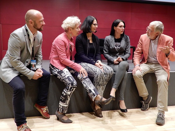 Gerald Hüther (rechts) im Gespräch mit GRin Verena Kumpitsch, Sonja Punkenhofer, Ingrid Krammer und Markus Schabler. © Manuela Fink Gerald Hüther (rechts) im Gespräch mit GRin Verena Kumpitsch, Sonja Punkenhofer, Ingrid Krammer und Markus Schabler. © Manuela Fink