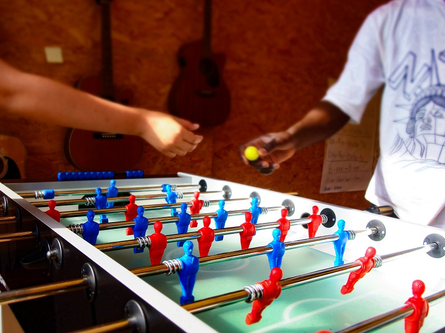 beim Tischfußballspielen