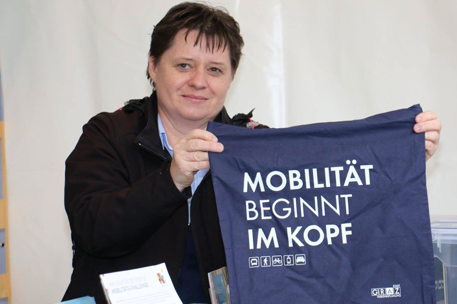 Silvia Kos von der Verkehrsplanung war eine der vielen helfenden Hände. © KK Silvia Kos von der Verkehrsplanung war eine der vielen helfenden Hände. © KK
