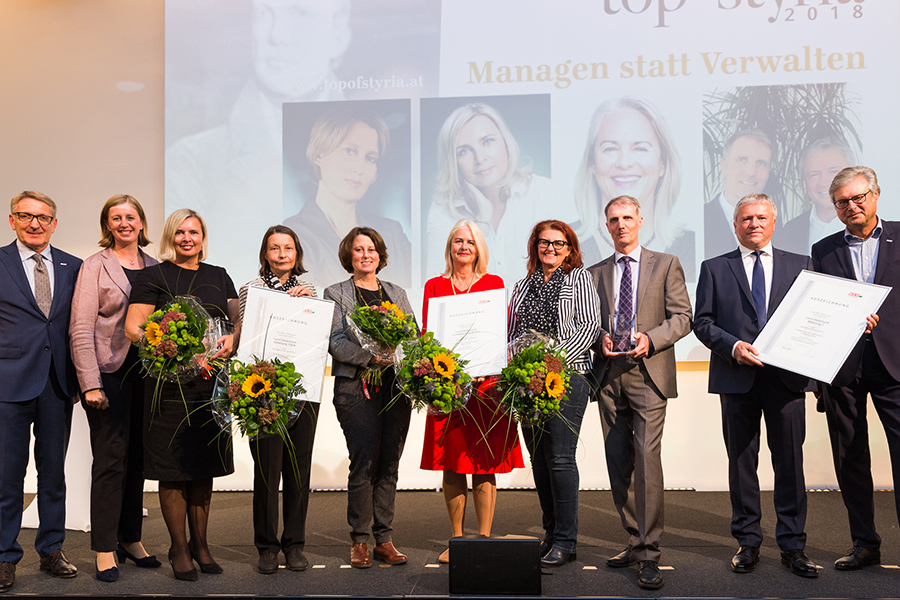 Verena Ennemoser (3.v.l., Abteilungsvorständin Präsidialamt) freut sich über die Auszeichnung für "Graz woks digitally"