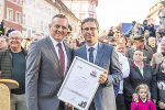Verteidigungsminister Mario Kunasek (l) überreichte Magistratsdirektor Martin Haidvogl das "Milizgütesiegel". © Stadt Graz/Fischer Verteidigungsminister Mario Kunasek (l) überreichte Magistratsdirektor Martin Haidvogl das "Milizgütesiegel".