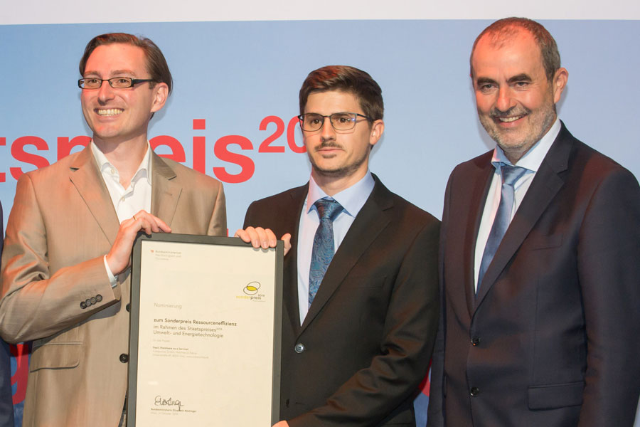 Erhielten den Sonderpreis2018 Ressourceneffizienz von Generalsekretär Josef Plank (r.) überreicht: Rüdiger Wetzl und Matthias Di Felice (2. v. l.) von der Compuritas GmbH in Graz. Gratulation! © Stadt Graz/Foto Fischer Erhielten den Sonderpreis2018 Ressourceneffizienz von Generalsekretär Josef Plank (r.) überreicht: Rüdiger Wetzl und Matthias Di Felice (2. v. l.) von der Compuritas GmbH in Graz. Gratulation! © Stadt Graz/Foto Fischer