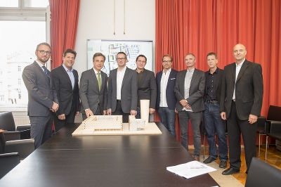 Präsentierten heute das Modell des künftigen Herzens der Smart City Graz: v. l. Investor Andreas Kern, Stadtbaudirektor Bertram Werle, Bürgermeister Siegfried Nagl, Stadtplanungs-Chef Bernhard Inninger, Architekt Stefan Nussmüller, Baudirektions-Projektleiter Kai-Uwe Hoffer, Architekt Markus Pernthaler, Architekt Ewald Imser, Investor Oliver Vallant © Stadt Graz/Fischer Präsentierten heute das Modell des künftigen Herzens der Smart City Graz: v. l. Investor Andreas Kern, Stadtbaudirektor Bertram Werle, Bürgermeister Siegfried Nagl, Stadtplanungs-Chef Bernhard Inninger, Architekt Stefan Nussmüller, Baudirektions-Projektleiter Kai-Uwe Hoffer, Architekt Markus Pernthaler, Architekt Ewald Imser, Investor Oliver Vallant © Stadt Graz/Fischer