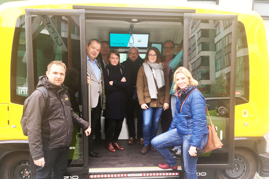 Eine Delegation der Stadt Graz informierte sich in Berlin zum Thema "MaaS-System". Es geht dabei um gezielte Förderung von Öffentlichem Verkehr, Fuß- und Radverkehr sowie Pooling- und (Car)Sharing-Angeboten. Im Bild v. l.: Thomas Drage (Stadt Graz/EU-Referat), Peter König (BIM), Siegfried Behrendt (IZT), Teresa Kallsperger (Grazer Energieagentur), Fred Dotter (Mobiel21), Anna Reichenberger, (Regionalmanagement Steirischer Zentralraum), Andreas Solymos (Holding Graz) und Barbara Urban (Stadt Graz / Verkehrsplanung). © Stadt Graz Eine Delegation der Stadt Graz informierte sich in Berlin zum Thema "MaaS-System". Es geht dabei um gezielte Förderung von Öffentlichem Verkehr, Fuß- und Radverkehr sowie Pooling- und (Car)Sharing-Angeboten. Im Bild v. l.: Thomas Drage (Stadt Graz/EU-Referat), Peter König (BIM), Siegfried Behrendt (IZT), Teresa Kallsperger (Grazer Energieagentur), Fred Dotter (Mobiel21), Anna Reichenberger, (Regionalmanagement Steirischer Zentralraum), Andreas Solymos (Holding Graz) und Barbara Urban (Stadt Graz / Verkehrsplanung).