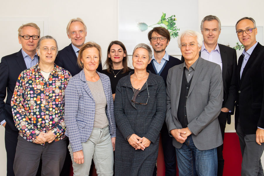 Die Mitglieder des Kulturbeirats sowie Stadtrat Günter Riegler (3. v. l.), Kulturjahr-2020-GF Christian Mayer (7. v. l.) und Kulturamtsleiter Michael Grossmann (r.) freuen sich auf möglichst viele kreative Ideen für "Graz Kulturjahr 2020". © Stadt Graz/Fischer Die Mitglieder des Kulturbeirats sowie Stadtrat Günter Riegler (3. v. l.), Kulturjahr-2020-GF Christian Mayer (7. v. l.) und Kulturamtsleiter Michael Grossmann (r.) freuen sich auf möglichst viele kreative Ideen für "Graz Kulturjahr 2020". © Stadt Graz/Fischer