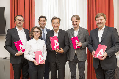 Präsentierten den ersten Architekturführer Graz seit 15 Jahren: v. l. Stadtplanungs-Vorstand Bernhard Inninger, Herausgeberin Sophia Walk, Stadtbaudirektor Bertram Werle, Bürgermeister Siegfried Nagl, Herausgeber Anselm Wagner und Geschäftsührer Markus Bogensberger vom Haus der Architektur. © Stadt Graz/Fischer Präsentierten den ersten Architekturführer Graz seit 15 Jahren: v. l. Stadtplanungs-Vorstand Bernhard Inninger, Herausgeberin Sophia Walk, Stadtbaudirektor Bertram Werle, Bürgermeister Siegfried Nagl, Herausgeber Anselm Wagner und Geschäftsührer Markus Bogensberger vom Haus der Architektur. © Stadt Graz/Fischer