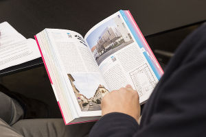 Auf elf reich bebilderten Touren leitet der Architekturführer Graz durch die Stadt. © Stadt Graz/Fischer Auf elf reich bebilderten Touren leitet der Architekturführer Graz durch die Stadt. © Stadt Graz/Fischer