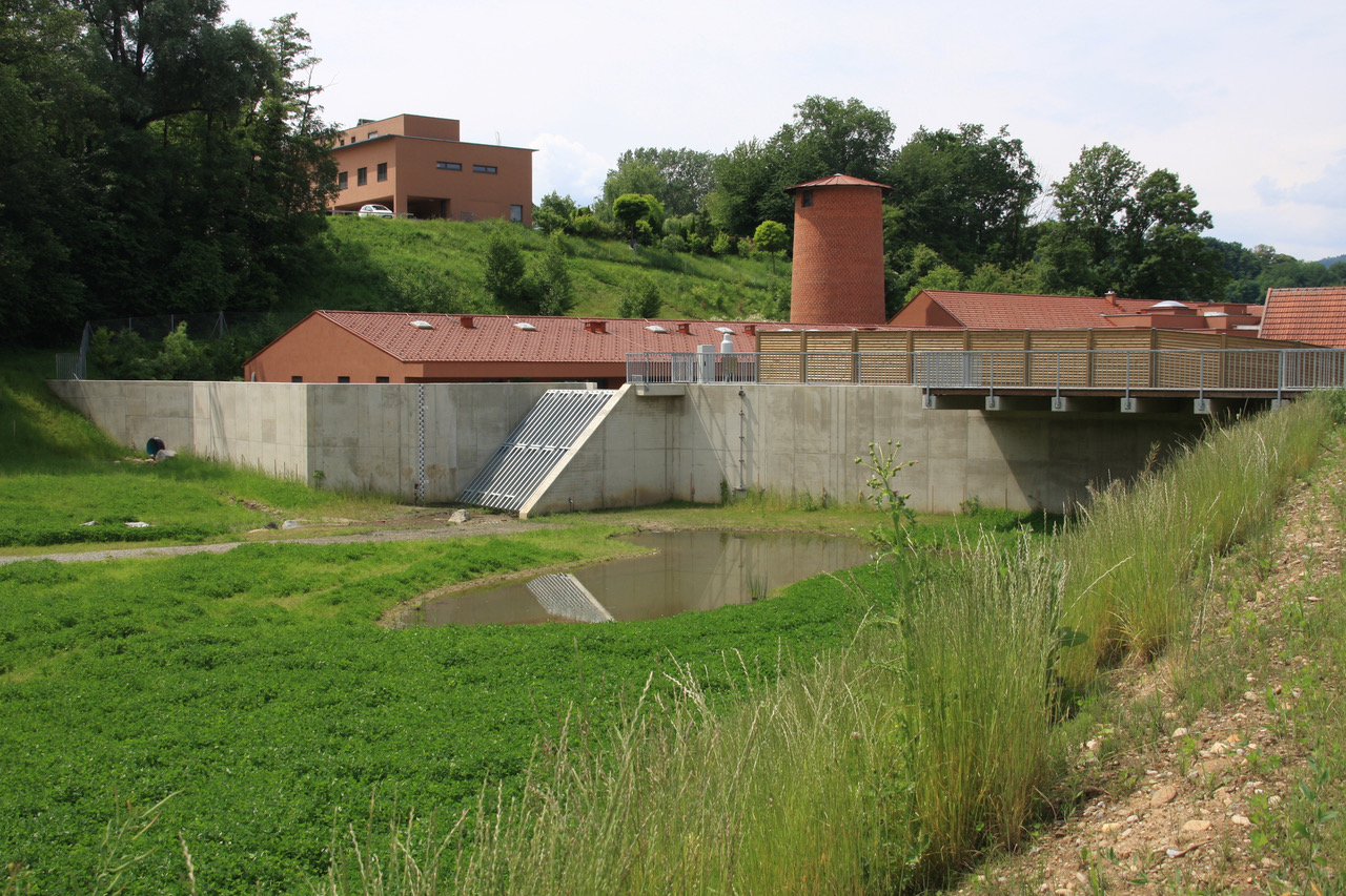 Das Rückhaltebecken Ziegelstraße ist ein wichtiger Schritt im Rahmen der Hochwasserschutzmaßnahmen in der Stadt Graz. © Foto: prtrummler Das Rückhaltebecken Ziegelstraße ist ein wichtiger Schritt im Rahmen der Hochwasserschutzmaßnahmen in der Stadt Graz. © Foto: prtrummler