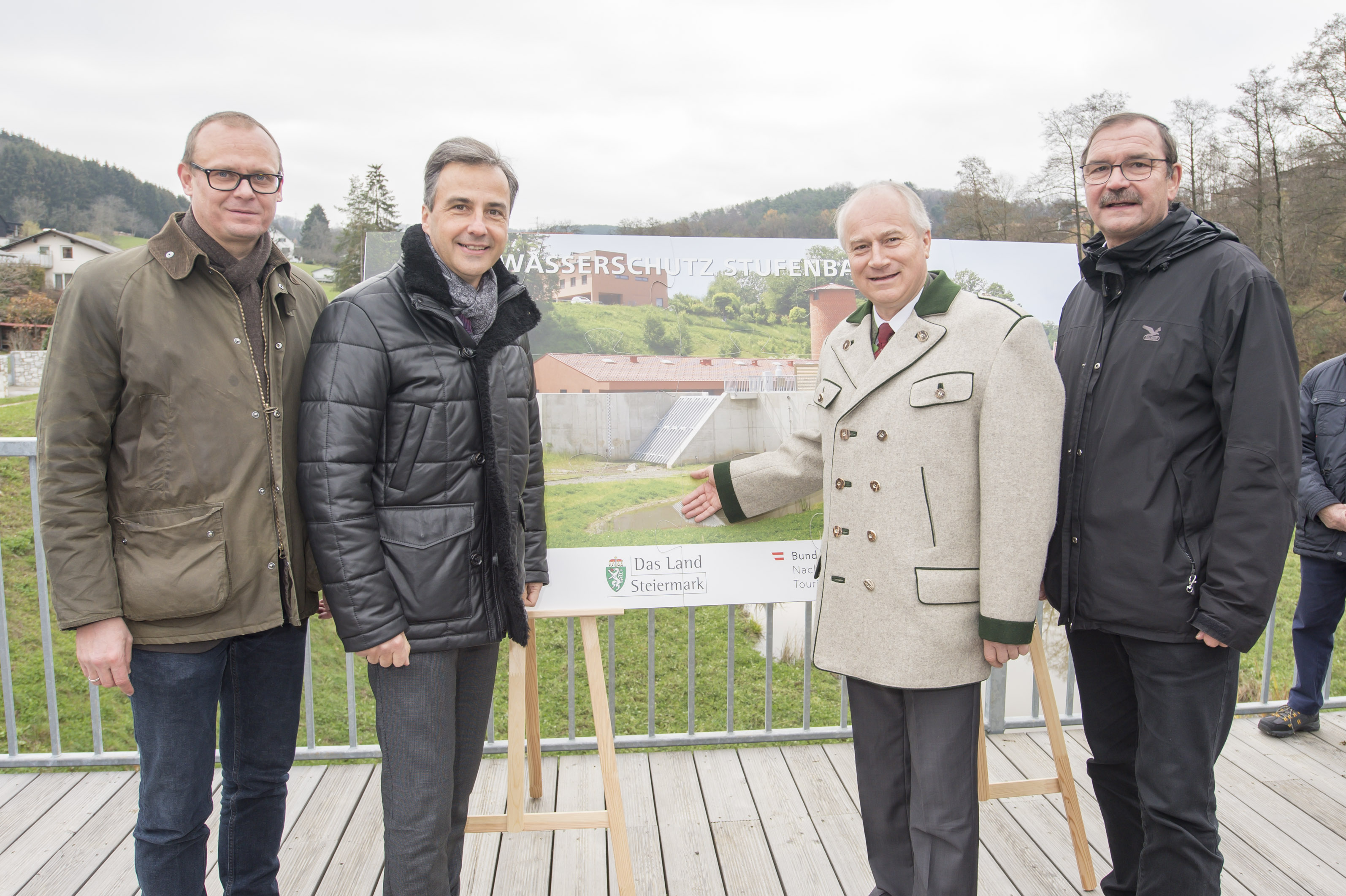 Eröffneten heute das Rückhaltebecken offiziell: DI Bernhard Egger-Schinnerl, Abteilung für Grünraum und Gewässer, Bürgermeister Mag. Siegfried Nagl, Landesrat Johann Seitinger und Hofrat DI Rudolf Hornich, Koordinator für Hochwasserrisikomanagement des Landes Steiermark (v. l.) © Stadt Graz/Fischer Eröffneten heute das Rückhaltebecken offiziell: DI Bernhard Egger-Schinnerl, Abteilung für Grünraum und Gewässer, Bürgermeister Mag. Siegfried Nagl, Landesrat Johann Seitinger und Hofrat DI Rudolf Hornich, Koordinator für Hochwasserrisikomanagement des Landes Steiermark (v. l.) © Stadt Graz/Fischer