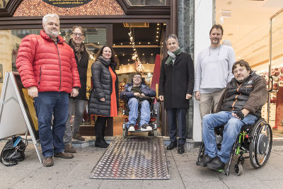 Behindertenbeauftragter Wolfgang Palle, Wilhelm Techt (bfi), Sandra Schimmler (Sozialamt), Thomas Marka (auf der Rampe), Stadtrat Kurt Hohensinner, Linzbichler-Chef Peter Linzbichler, Robert Konegger (Verein Selbstbestimmt Leben)