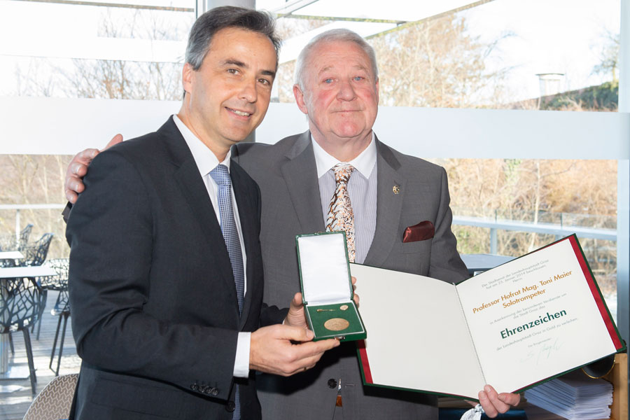 Vergoldet: Toni Maier erhielt anlässlich seines 70. Geburtstag das Goldene Ehrenzeichen der Stadt Graz vom Bürgemeister persönlich. © Stadt Graz/Fischer Vergoldet: Toni Maier erhielt anlässlich seines 70. Geburtstag das Goldene Ehrenzeichen der Stadt Graz vom Bürgemeister persönlich.