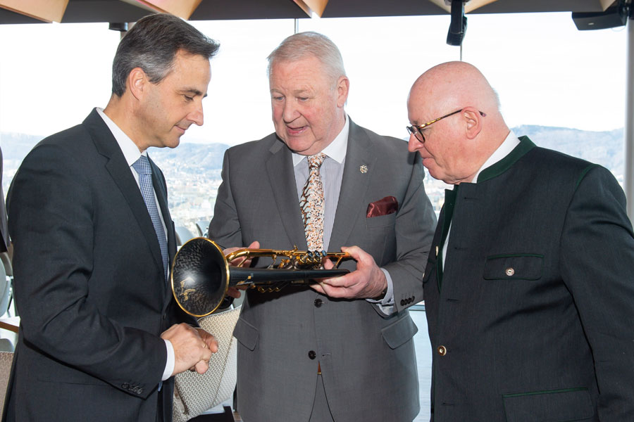 Fachsimpeln unter Freunden: Bürgermeister Siegfried Nagl (l.) und Historiker Thomas Karner ließen sich vom Jubilar dessen edles Instrument erklären. © Stadt Graz/Fischer Fachsimpeln unter Freunden: Bürgermeister Siegfried Nagl (l.) und Historiker Thomas Karner ließen sich vom Jubilar dessen edles Instrument erklären.