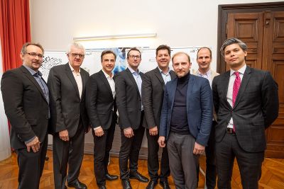 Gemeinsame Freude über das Grazer Modell: v. l. DI Wilfried Krammer (Stadtbaudirektion), WKO-Fachgruppenobmann Ing. Gerald Gollenz, Bürgermeister Mag. Siegfried Nagl, Stadtplanungsvorstand DI Bernhard Inninger, Stadtbaudirektor DI Mag. Bertram Werle, Arch. DI Burkhard Schelischansky (Architektenkammer), Baumeister DI Dr. Gernot Tilz (Landesinnung Bau Steiermark) und Mag. Dennis Lin, STP. © Stadt Graz/Fischer Gemeinsame Freude über das Grazer Modell: v. l. DI Wilfried Krammer (Stadtbaudirektion), WKO-Fachgruppenobmann Ing. Gerald Gollenz, Bürgermeister Mag. Siegfried Nagl, Stadtplanungsvorstand DI Bernhard Inninger, Stadtbaudirektor DI Mag. Bertram Werle, Arch. DI Burkhard Schelischansky (Architektenkammer), Baumeister DI Dr. Gernot Tilz (Landesinnung Bau Steiermark) und Mag. Dennis Lin, STP. © Stadt Graz/Fischer
