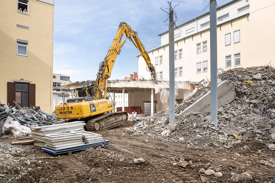 Lärm, Staub, Vibrationen: Bitte um Verständnis - hier wird ein Krankenhaus erweitert.