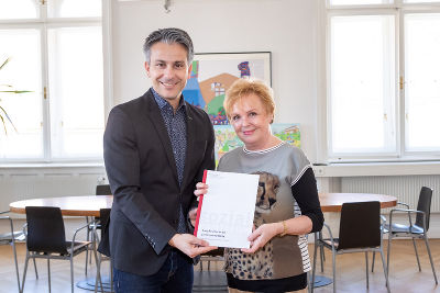 Sozialstadtrat Kurt Hohensinner und Ulla Herfort-Wörndle, Leiterin des SeniorInnenbüros, freuen sich über die Auszeichnung.