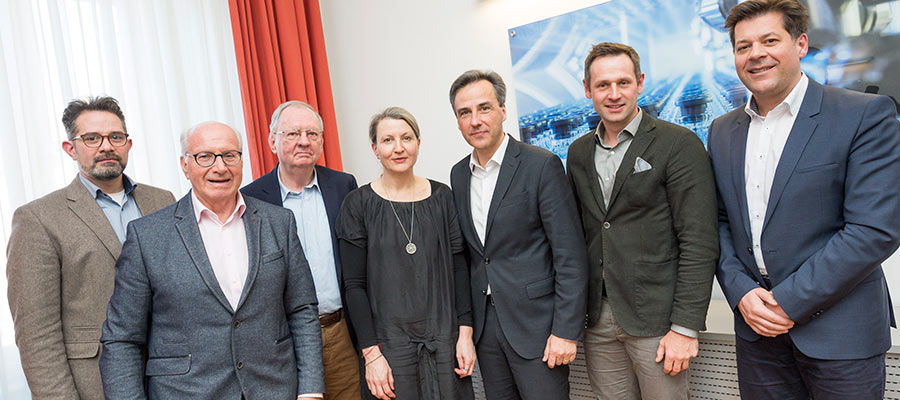 Die Bürgerbeteiligung in Graz soll weiterentwickelt werden. Die neuen Ideen wurden bei einer Pressekonferenz vorgestellt. Mit dabei waren: Wolf-Timo Köhler, Karl-Heinz Herper, Raimund Berger, Andrea Redi, Bgm. Siegfried Nagl, Klubobmann Armin Sippel und Stadtbaudirektor Bertram Werle (v.l.)