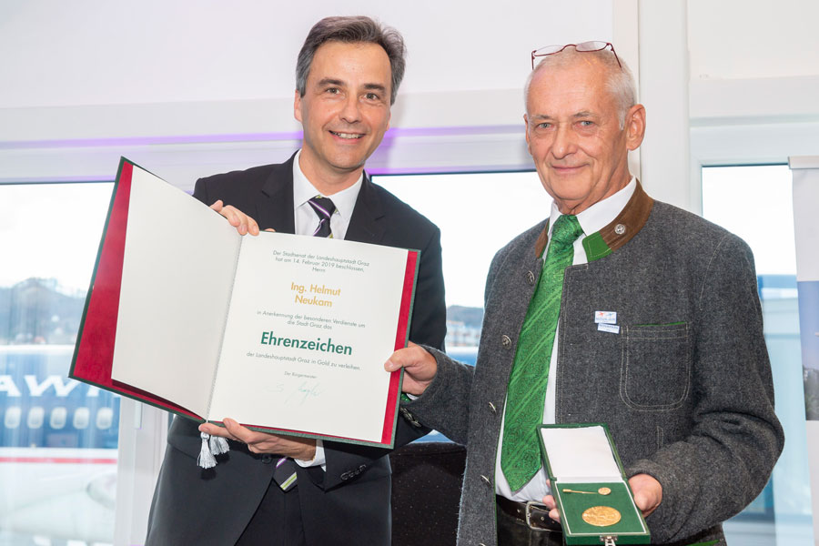 Goldenes Ehrenzeichen von Bürgermeister Siegfried Nagl (l.) zum 70. Geburtstag: Hotelier Helmut Neukam war sprachlos. © Stadt Graz/Foto Fischer Goldenes Ehrenzeichen von Bürgermeister Siegfried Nagl (l.) zum 70. Geburtstag: Hotelier Helmut Neukam war sprachlos. © Stadt Graz/Foto Fischer