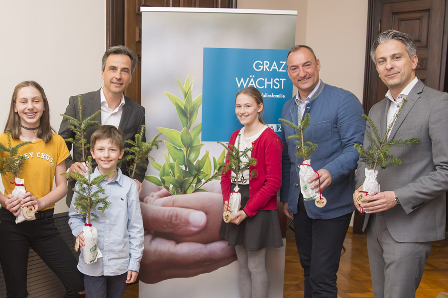 Eine tolle Idee der KinderbürgermeisterInnen Madeleine, Valentin und Martina (v. l.) wurde umgesetzt. Bürgermeister Siegfried Nagl (l.), Bürgermeister-Stellvertreter Mario Eustacchio und Jugendstadtrat Kurt Hohensinner (r.) zeigten sich hoch erfreut. © Stadt Graz/Foto Fischer Eine tolle Idee der KinderbürgermeisterInnen Madeleine, Valentin und Martina (v. l.) wurde umgesetzt. Bürgermeister Siegfried Nagl (l.), Bürgermeister-Stellvertreter Mario Eustacchio und Jugendstadtrat Kurt Hohensinner (r.) zeigten sich hoch erfreut. © Stadt Graz/Foto Fischer