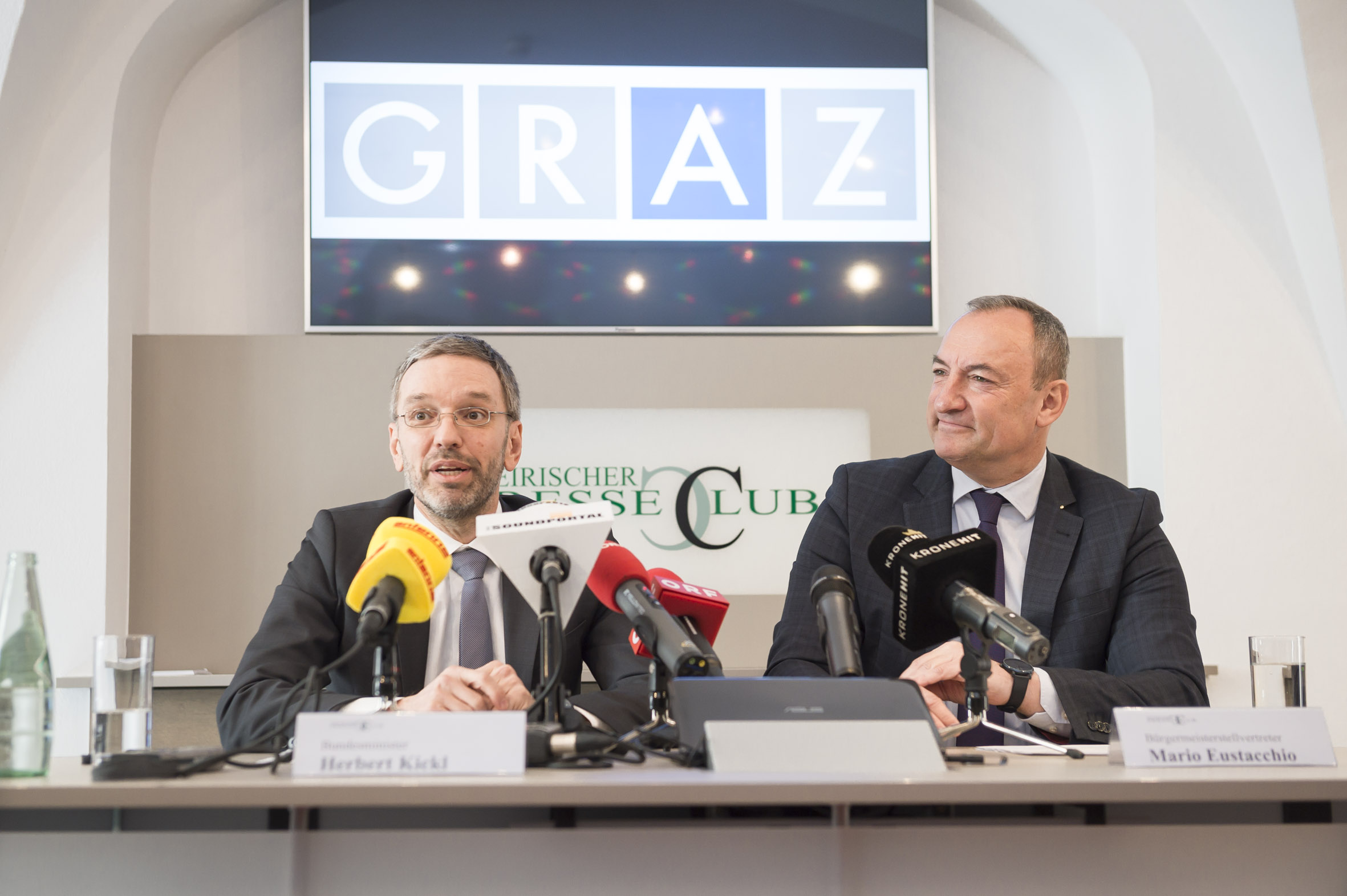 Innenminister Herbert Kickl und Vizebürgermeister Mario Eustacchio diskutierten Sicherheitsthemen der Landeshauptstadt Graz. © Stadt Graz/Fischer Innenminister Herbert Kickl und Vizebürgermeister Mario Eustacchio diskutierten Sicherheitsthemen der Landeshauptstadt Graz. © Stadt Graz/Fischer