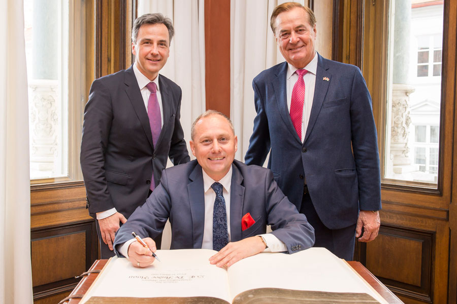 Trug sich ins Goldene Buch der Stadt Graz ein: Ungarns Botschafter Andor Nagy (M.). Bürgermeister Siegfried Nagl (l.) freute sich über seinen Besuch, ebenso, dass Honorarkonsul Rudi Roth mitgekommen war. © Stadt Graz/Foto Fischer Trug sich ins Goldene Buch der Stadt Graz ein: Ungarns Botschafter Andor Nagy (M.). Bürgermeister Siegfried Nagl (l.) freute sich über seinen Besuch, ebenso, dass Honorarkonsul Rudi Roth mitgekommen war. © Stadt Graz/Foto Fischer