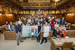 Die GewinnerInnen im Gemeinderatssitzungssaal © Foto Fischer Die GewinnerInnen im Gemeinderatssitzungssaal © Foto Fischer