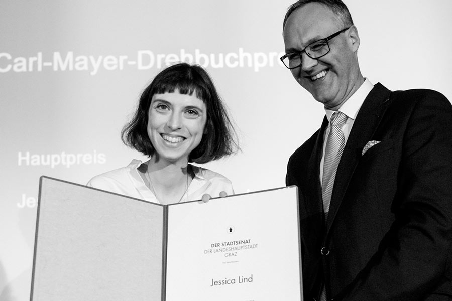 Hauptpreisträgerin Jessica Lind erhielt den Preis von Kulturamtsleiter Michael Grossmann