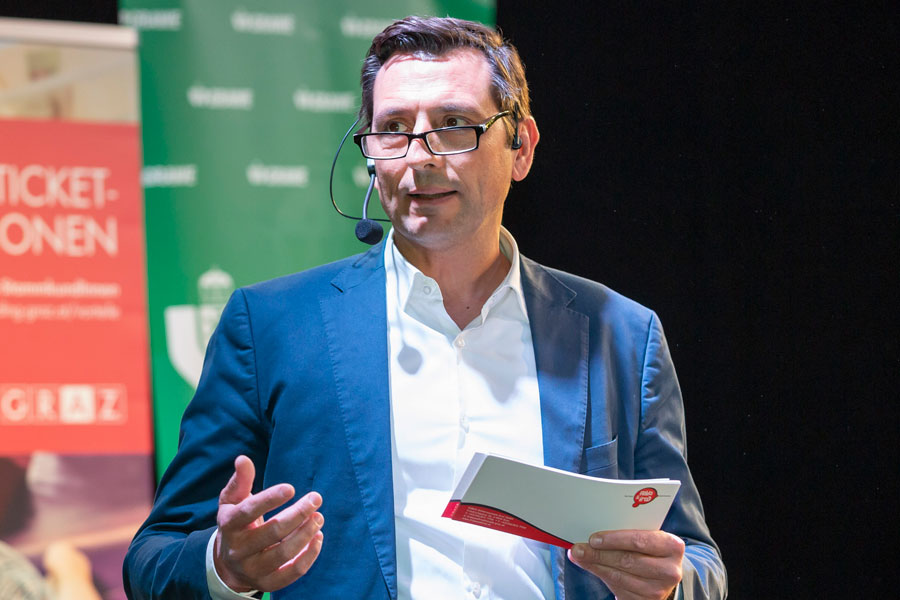 "Museumsdirektor" Jörg Ehtreiber eröffnete die neuen Ausstellungen. © Stadt Graz/Fischer "Museumsdirektor" Jörg Ehtreiber eröffnete die neuen Ausstellungen.