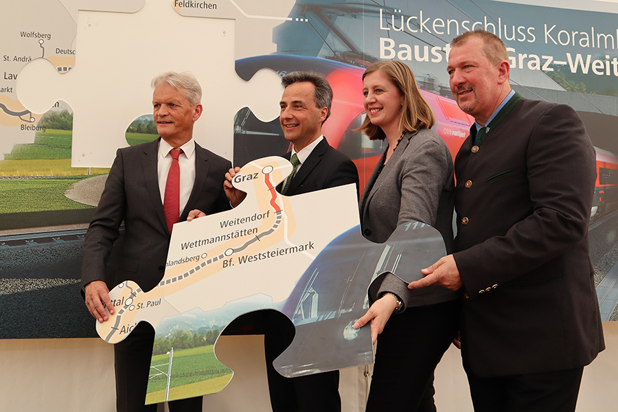 v.l.: ÖBB-Vorstandsdirektor Franz Bauer, Bürgermeister Siegfried Nagl, Wirtschaftslandesrätin Barbara Eibinger-Miedl und Nationalratsabgeordneter Günther Kumpitsch © Stadt Graz/Wolf v.l.: ÖBB-Vorstandsdirektor Franz Bauer, Bürgermeister Siegfried Nagl, Wirtschaftslandesrätin Barbara Eibinger-Miedl und Nationalratsabgeordneter Günther Kumpitsch © Stadt Graz/Wolf