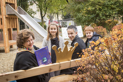 StR Kurt Hohensinner, GRin Sissi Potzinger und die Grazer Stadtbibliothek laden am Österreichischen Vorlesetag auf die Märchenbank ein. © Stadt Graz/Fischer StR Kurt Hohensinner, GRin Sissi Potzinger und die Grazer Stadtbibliothek laden am Österreichischen Vorlesetag auf die Märchenbank ein.