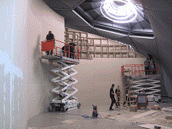 MitarbeiterInnen der Zentralwerkstatt beim Aufbau einer Ausstellung im Kunsthaus Graz. © UMJ MitarbeiterInnen der Zentralwerkstatt beim Aufbau einer Ausstellung im Kunsthaus Graz. © UMJ