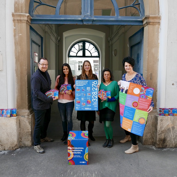 Team des Integrationsreferates mit Jahresbericht © Stadt Graz/Integrationsreferat Team des Integrationsreferates mit Jahresbericht © Stadt Graz/Integrationsreferat