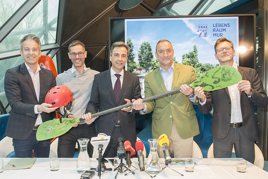 Präsentierten die Mur-Projekte: v. l. StR Kurt Hohensinner, Michael Strömer, Kajak Club Graz, Bgm. Siegfried Nagl, Vize-Bgm. Mario Eustacchio und der Leiter der Abt. Grünraum und Gewässer, Robert Wiener © Stadt Graz/Fischer Präsentierten die Mur-Projekte: v. l. StR Kurt Hohensinner, Michael Strömer, Kajak Club Graz, Bgm. Siegfried Nagl, Vize-Bgm. Mario Eustacchio und der Leiter der Abt. Grünraum und Gewässer, Robert Wiener © Stadt Graz/Fischer
