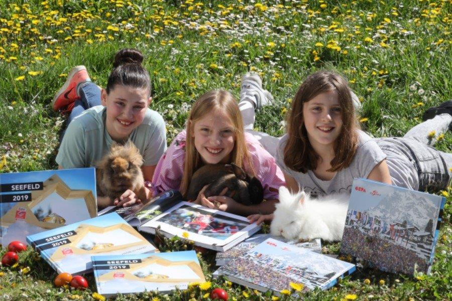3 Mädchen auf einer BLumenwiese liegend mit drei Hasen und Bildbänden von Gepa pictures © Foto. Gepa pictures 3 Mädchen auf einer BLumenwiese liegend mit drei Hasen und Bildbänden von Gepa pictures © Foto. Gepa pictures