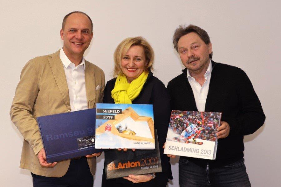 die drei Geschäftsführer von Gepa pictures, Martin Ritzer li, Ingrid Gerencser mitte und Franz Pammer rechts, mit den vier Bildbänden Ramsau, St. Anton, Schladming und Seefeld © Foto: Gepa pictures die drei Geschäftsführer von Gepa pictures, Martin Ritzer li, Ingrid Gerencser mitte und Franz Pammer rechts, mit den vier Bildbänden Ramsau, St. Anton, Schladming und Seefeld © Foto: Gepa pictures