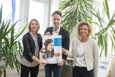 Bettina Absenger (Referat Arbeit und Beschäftigung im Sozialamt), Kurt Hohensinner (Bildungs- und Sozialstadtrat), Susanne Zurl-Meyer (ÖSB Bereichsleitung Süd) © Stadt Graz/Fischer Bettina Absenger (Referat Arbeit und Beschäftigung im Sozialamt), Kurt Hohensinner (Bildungs- und Sozialstadtrat), Susanne Zurl-Meyer (ÖSB Bereichsleitung Süd)