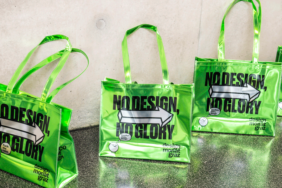 Heiß begehrte Sammelobjekte heuer in knalligem metallic-green: Designmonat-Taschen.